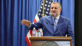 El senador estadounidense Ted Cruz habla durante una conferencia de prensa en la Embajada de Estados Unidos.