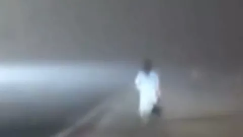Captan en video a una mujer vestida de blanco por la carretera en medio de la noche en Tamaulipas
