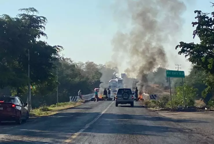 ¡Manifestantes queman neumáticos! Amanece bloqueada concurrida carretera de Michoacán, hoy viernes 26 de diciembre.jpg