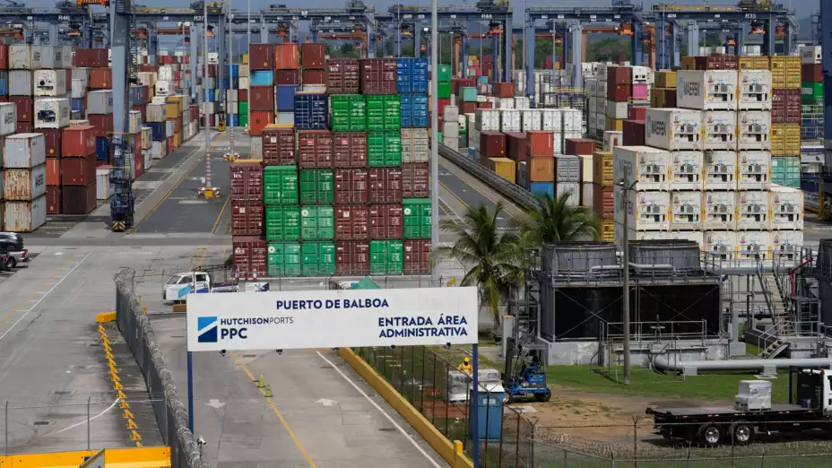 Contenedores de CK Hutchison en la terminal del Puerto de Balboa, en Panamá.