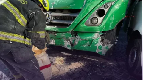 Choque entre un camión y una ambulancia en avenida Hidalgo deja a personas 10 heridas