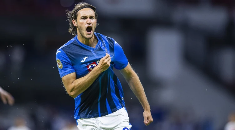Santiago Giménez celebra con Cruz Azul