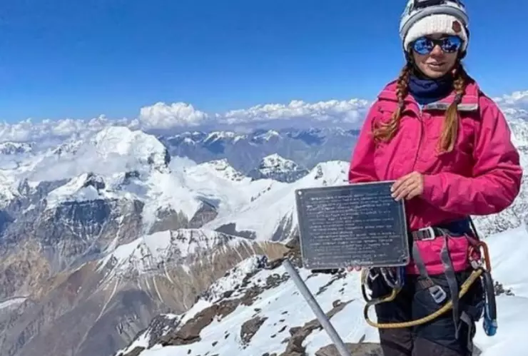 Mujer muere congelada en montaña de Austria, su novio la abandonó.png
