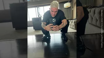 Alejandro foto en el espejo.jpg