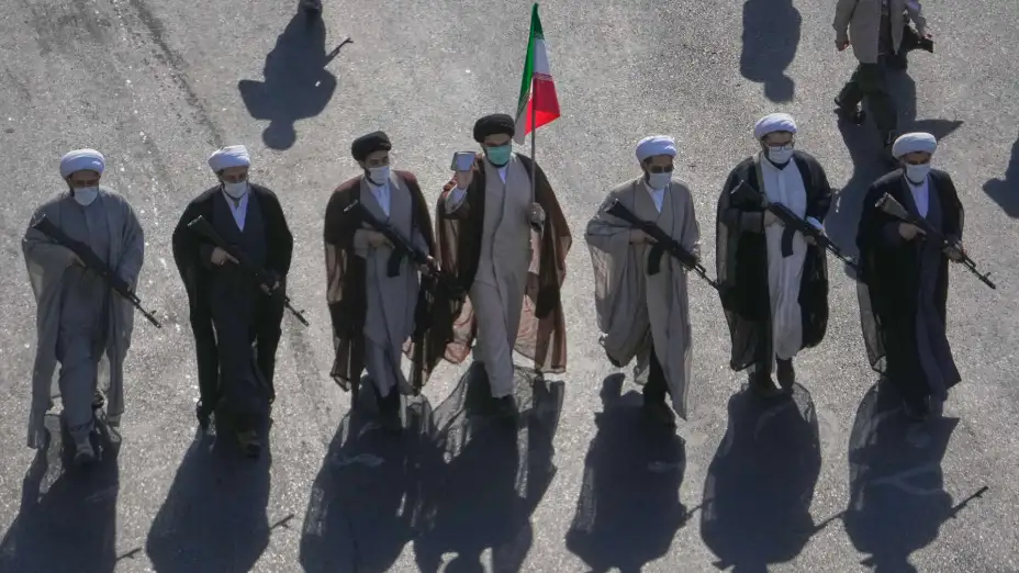 Clérigos chiíes en el desfile militar Janfada en Teherán, Irán.