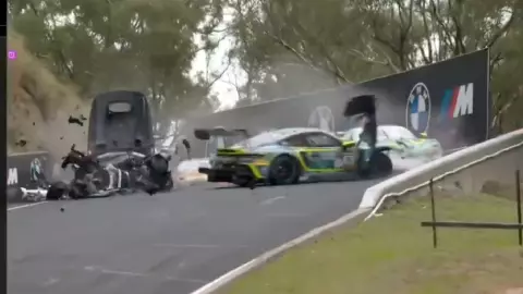 Escalofriante VIDEO: BRUTAL choque a 250 km_h paraliza la carrera de las 12 Horas de Bathurst