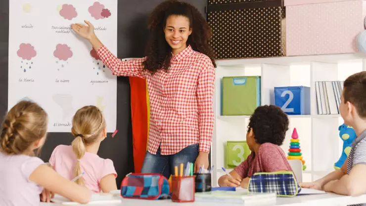 Una maestra ense&ntilde;a a sus alumnos el idioma castellano