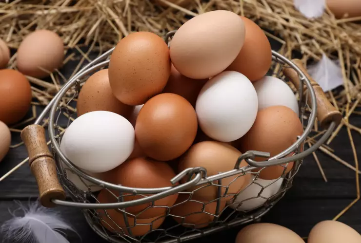 Varios huevos sobre un canasto de hierro