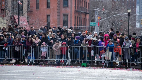 Una multitud de personas se acercan a ver un desfile en Nueva York