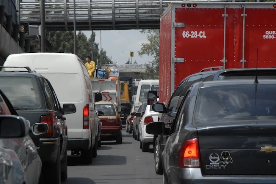 Los maestros de la CNTE protestan en las sedes de PAN, PRI y PRD