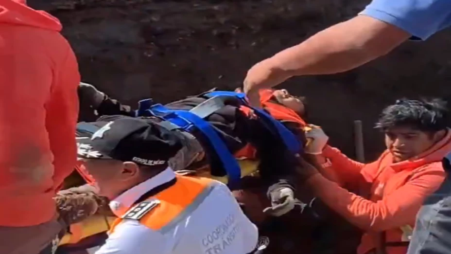 Derrumbe en obras viales trabajador sepultado