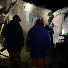 Bomberos inspeccionan viviendas tras un sismo en Nagqu, China.
