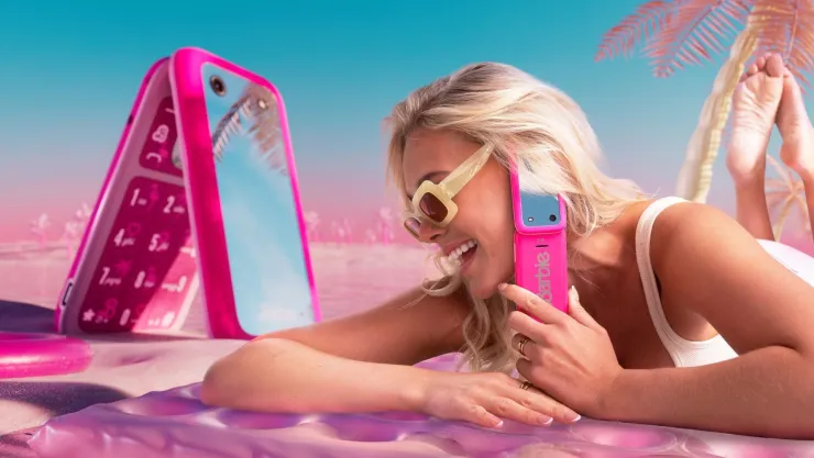 Barbie revive los 2000 con un teléfono que solo quiere desconectarte