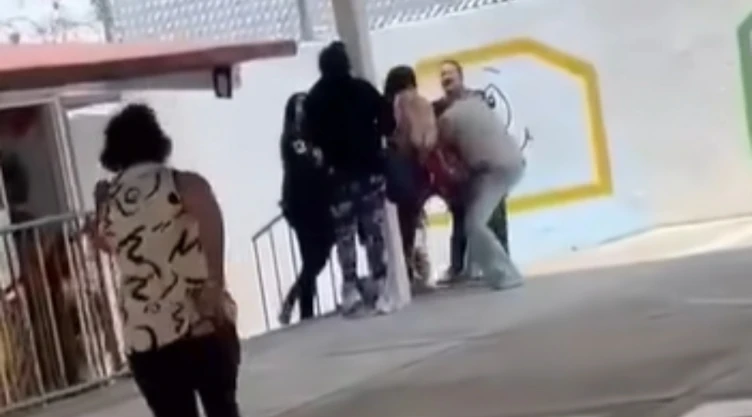 Madre-golpea-a-maestra-de-kínder-en-Pachuca