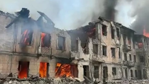 Rusia lanza otro ataque contra Ucrania. Bombardea una clínica en Dnipro: