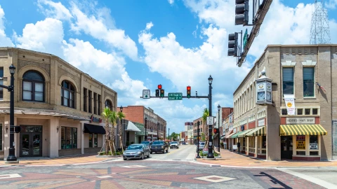 las bonitas calles de Lake Charles en Louisiana.