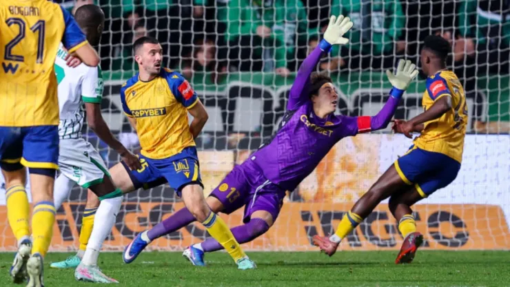 Guillermo Ochoa en el juego ante Omonia