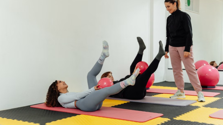 3 ejercicios más efectivos de Pilates en pared para fortalecer el abdomen desde casa