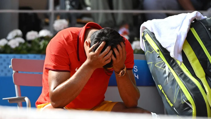 Llora Carlos Alcaraz al caer en París 2024
