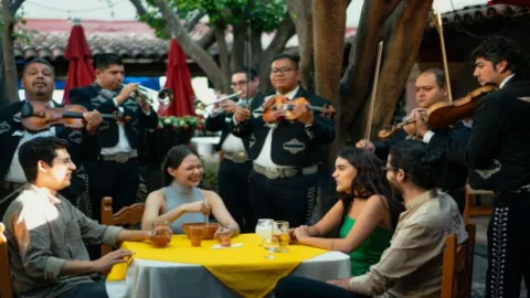 Extranjeros piden que cierren restaurante por poner música mexicana.jpg