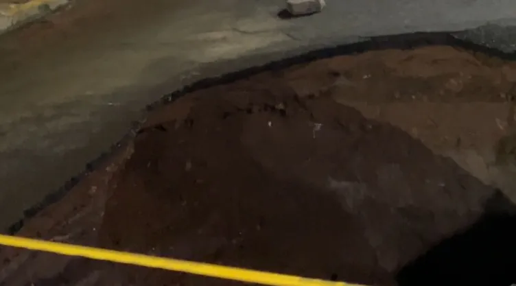 Caos nocturno en el Edomex por un megasocavón en Neza y tráiler volcado en Texcoco