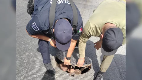 hombre atorado en alcantarilla