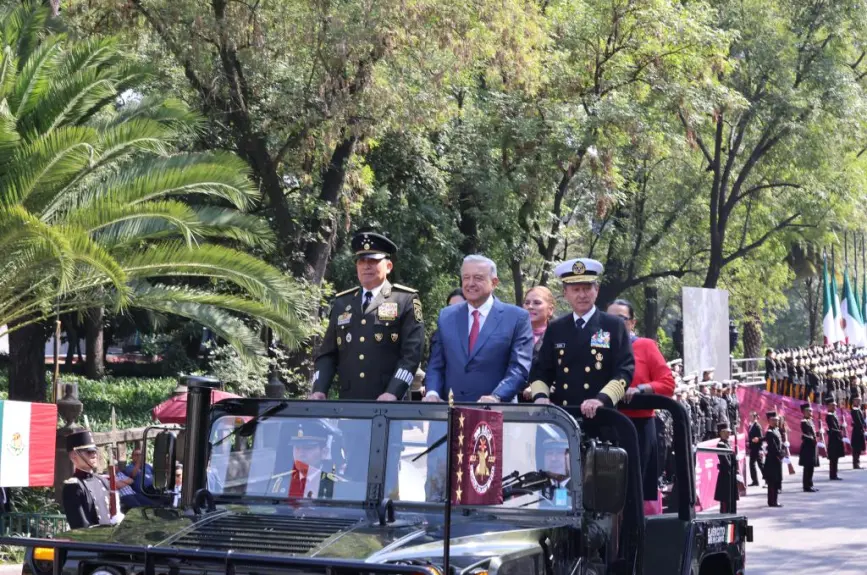 AMLO devela placa por los 200 años del Heroico Colegio Militar