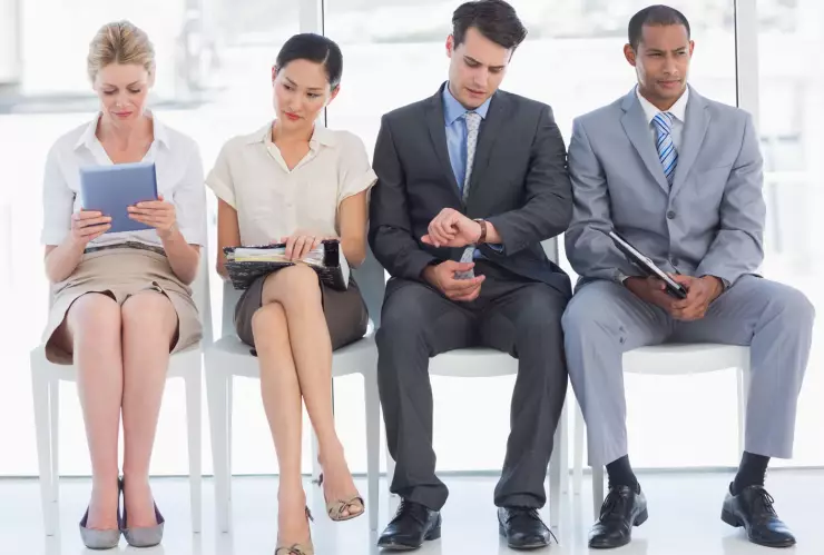 personas sentadas esperando