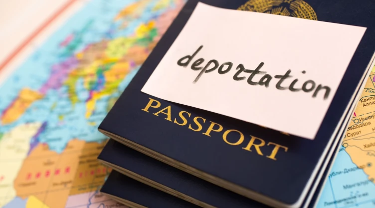 Un pasaporte que contiene una nota que dice “deportación”.