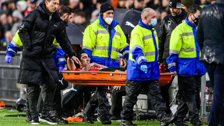 Erick Guti&eacute;rrez en camilla