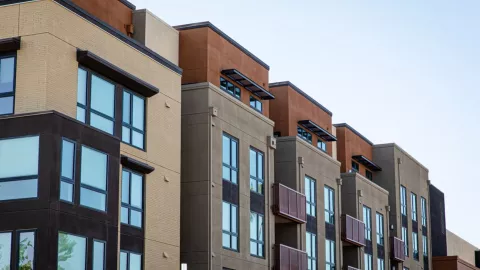 Varios edificios en un barrio en California.