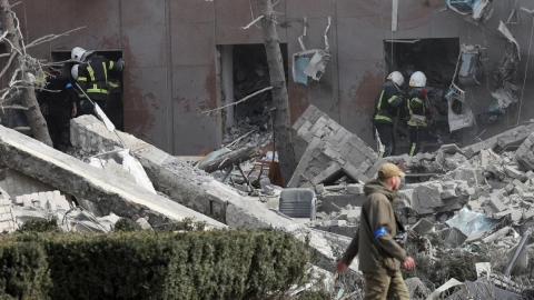 cual es la diferencia crimenes de guerra lesa humanidad