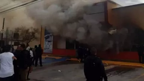 Matan a personas civiles en Ciudad Juárez, atacan pizzería, tiendas, gasolineras.