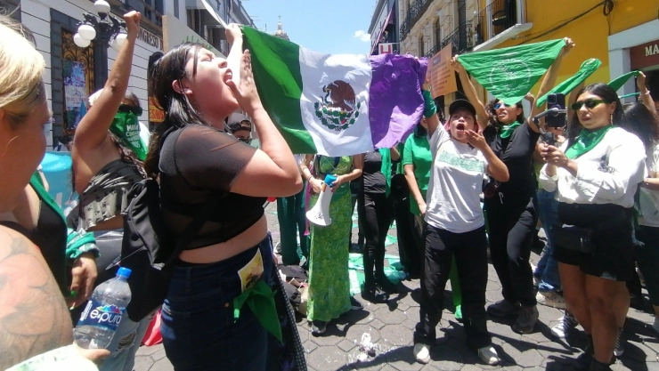 Activistas celebraron la despenalización del aborto en Puebla.