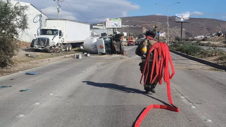 Riesgo en la Vía Rápida por volcadura de pipa de gas Silza.jpg