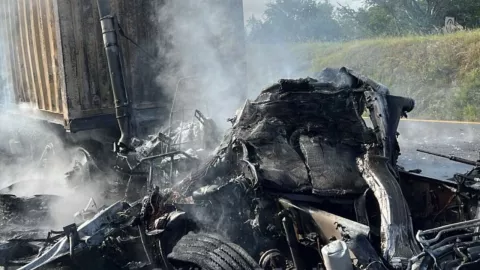 ¡FUERTES IMÁGENES! Tráiler en llamas tras aparatoso accidente en México-Maravatío