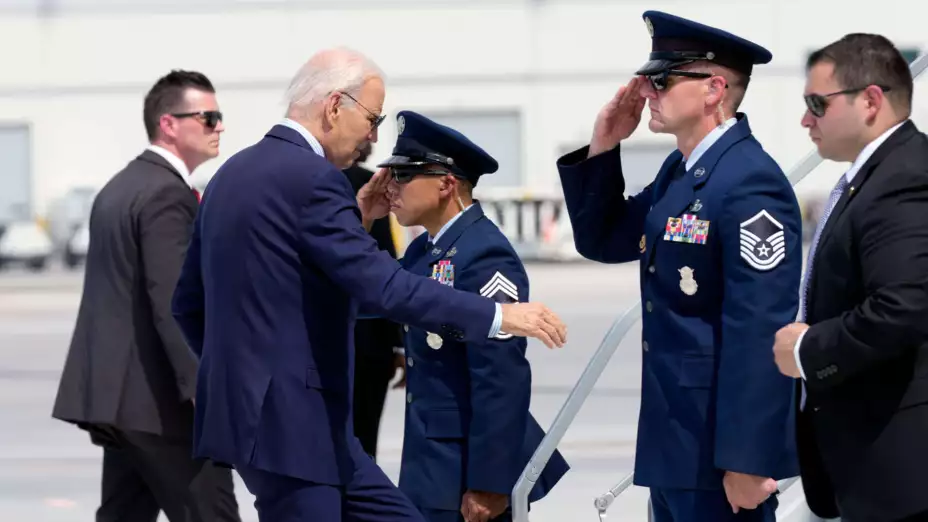 Joe Biden aborda el avión presidencial en Las Vegas.