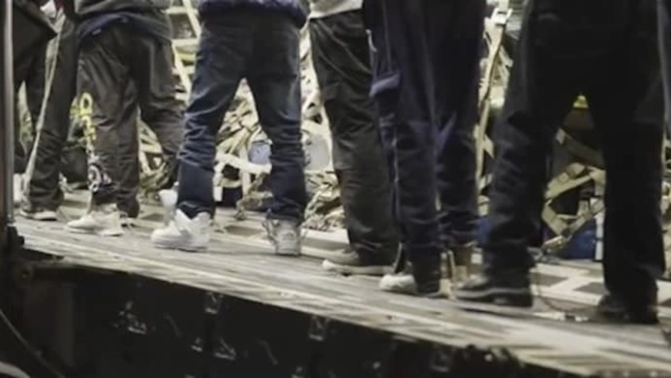 Migrantes indios con grilletes en pies y manos tras ser deportados desde Estados Unidos. (Foto: Agencia de noticias india)