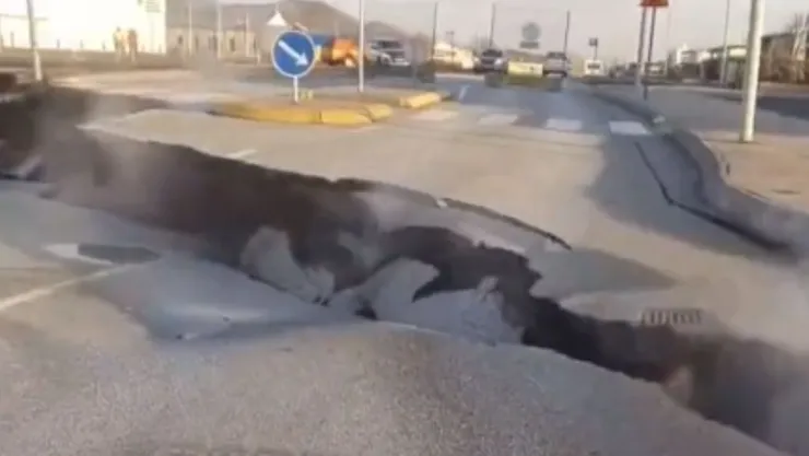 Captan en video una enorme grieta en Islandia