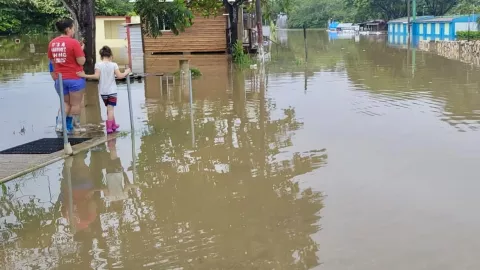 Tormenta tropical Sara toca tierra en Belice y genera inundaciones 2.