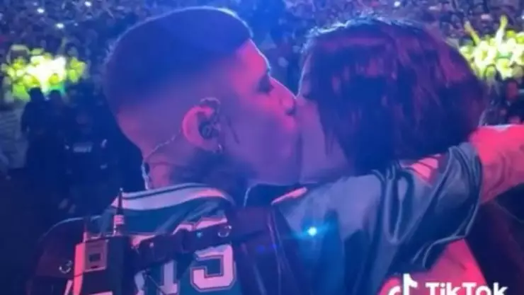 Santa Fe Klan y Karely Ruiz.