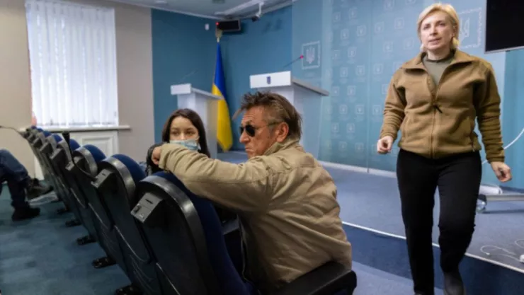 Sean Penn filmando documental.jpg