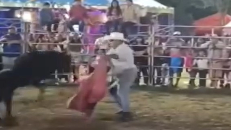 VIDEO_-¡Sale-volando_-Alcalde-de-Tepakán_-Roger-Gamboa_-fue-embestido-por-vaquilla-en-_Tepakaneada_.webp