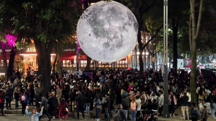 Extienden estancia de la Luna gigante en Reforma; la nueva fecha límite y ubicación exacta de la exhibición