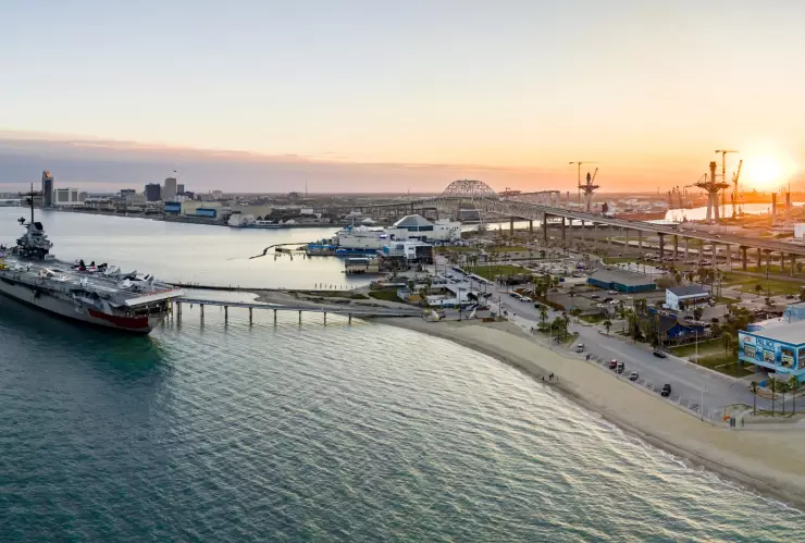 una vista de la costa de Corpus Christi junto a su puerto