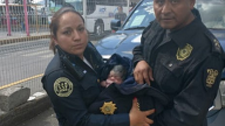 Policías ayudan a una mujer a tener a su bebé