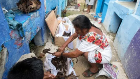 Pómuch, el pueblo donde desentierran a sus muertos