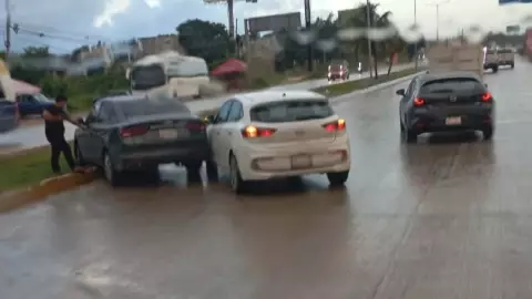 ¡Toma precauciones! Doble accidente en el Bulevar Colosio desata intenso tráfico en Cancún
