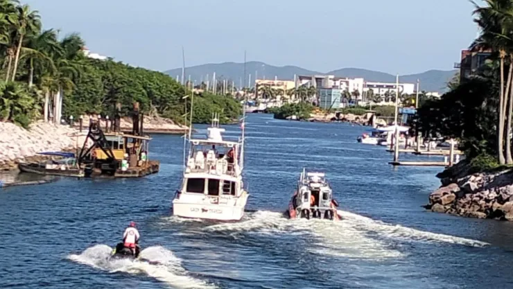 Rescatan a tripulantes de embarcación averiada en Mazatlán