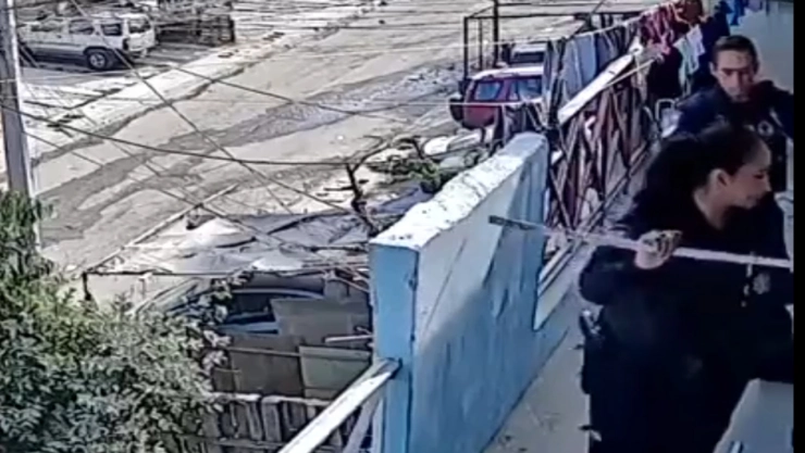 Los policías de Tijuana ingresaron a la fuerza a la vivienda.